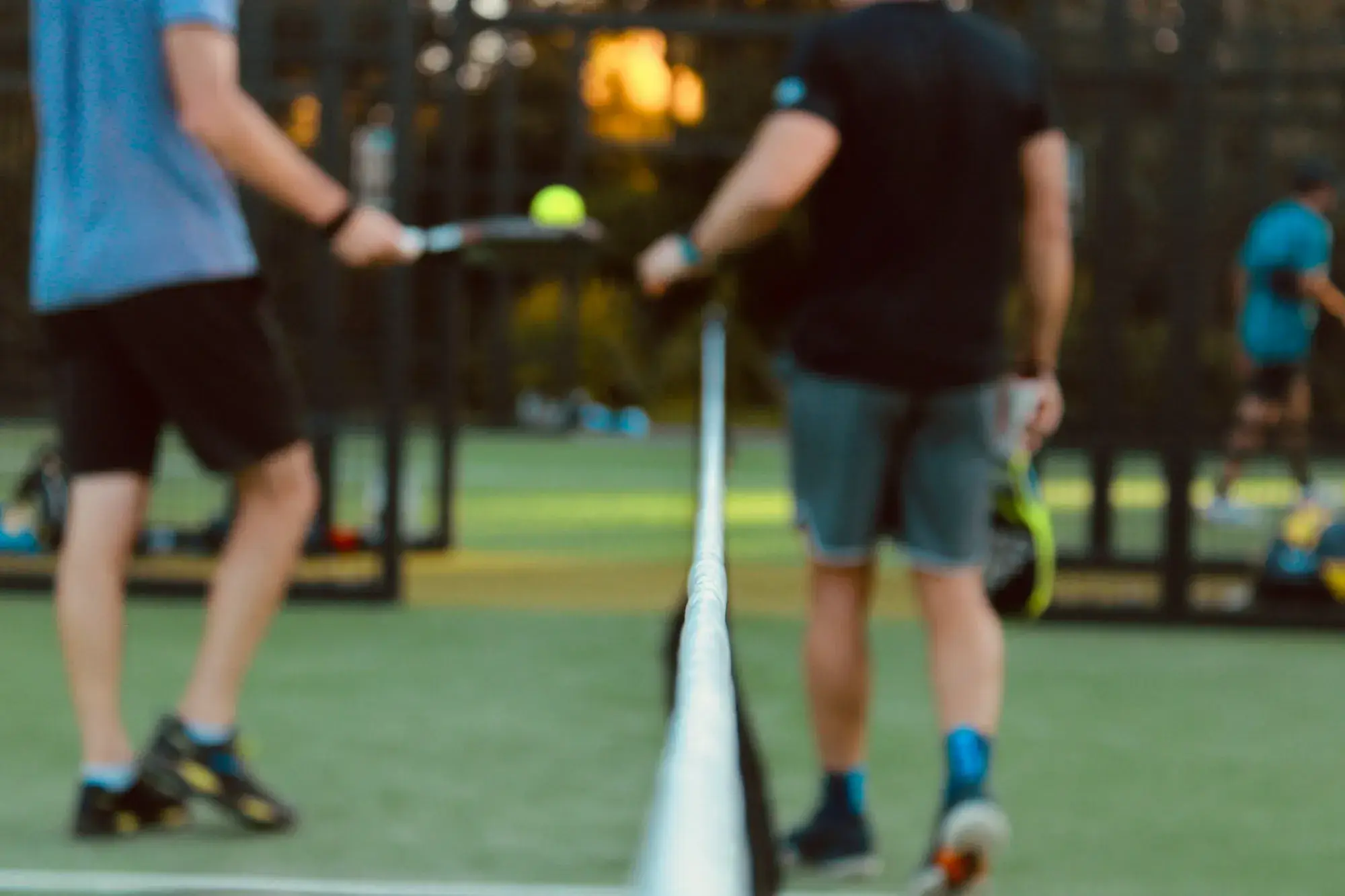 padelspelers die met hun rackets op een padelbaan staan