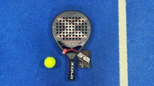 de nox at10 genius op een padel baan
