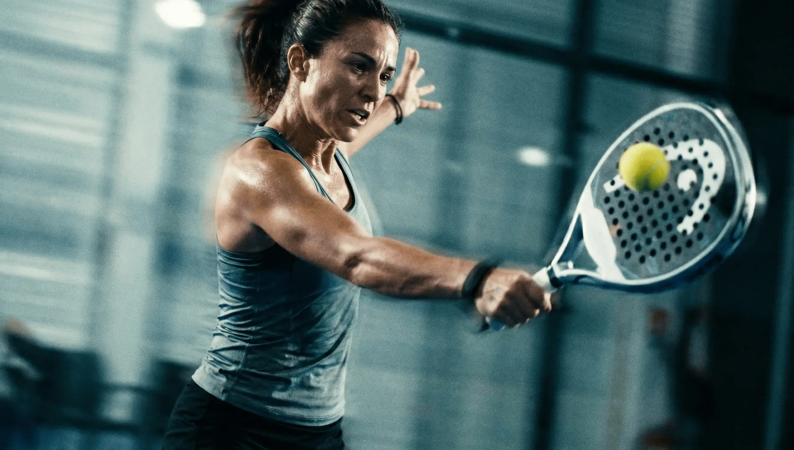 een vrouw met een padel racket